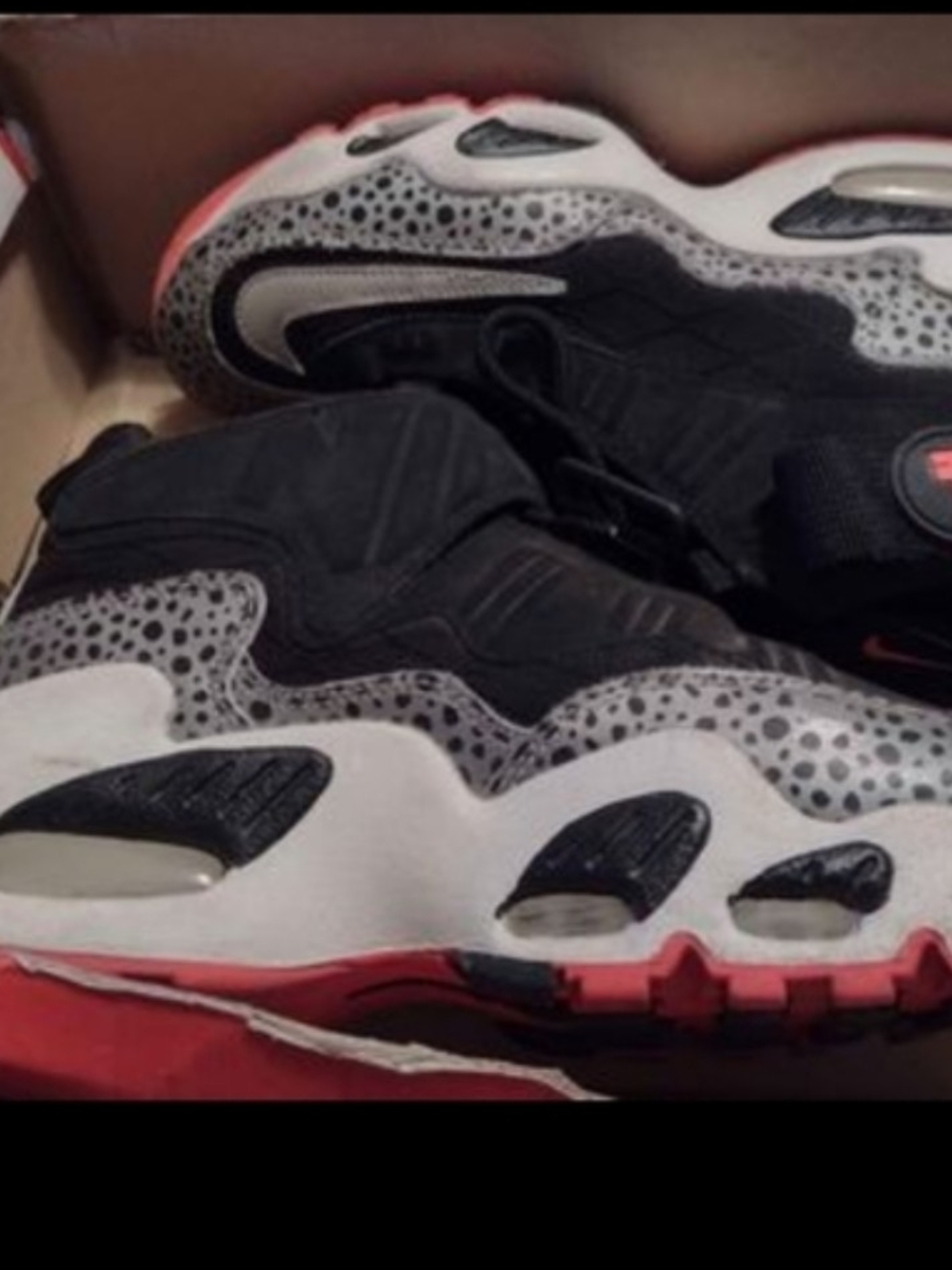 Vintage Nike Kids Black, White and Red Speckled Sneakers Ken Griffey Jr. 6.5Y